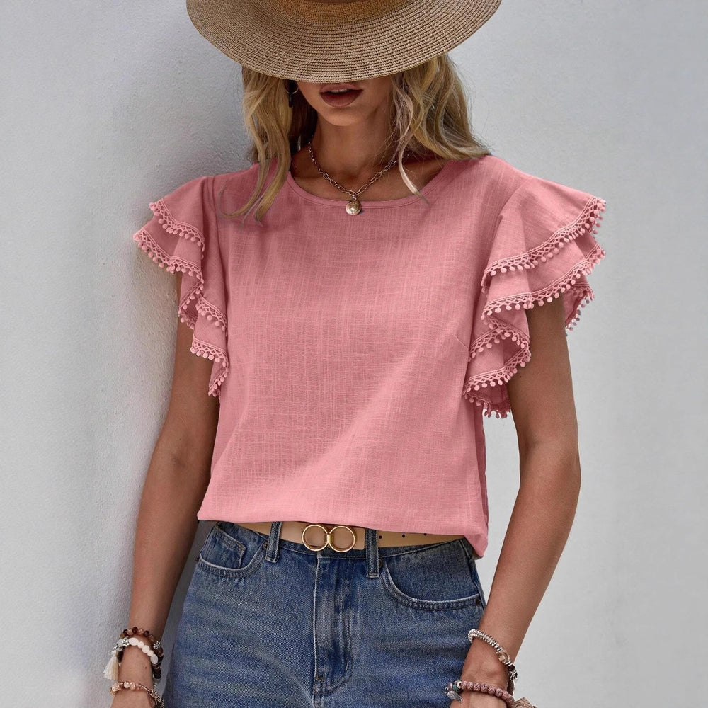 Modische Sommerbluse für Damen mit eleganten Volants und verspielten Pompons. Ideal für Freizeit & Büro.