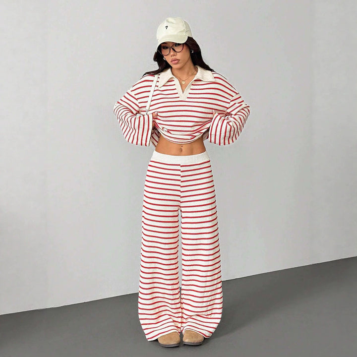 Stilvoller Damen Zweiteiler gestreift, Oberteil mit Polokragen, Hose mit hohem Bund & weitem Bein.