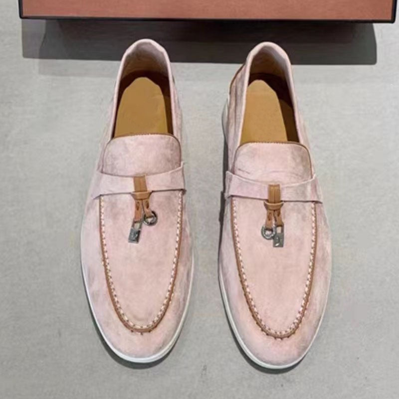 Detail der feinen Ziernähte und des klassischen Designs der stilvollen Herren Mokassins, perfekte Businessschuhe.