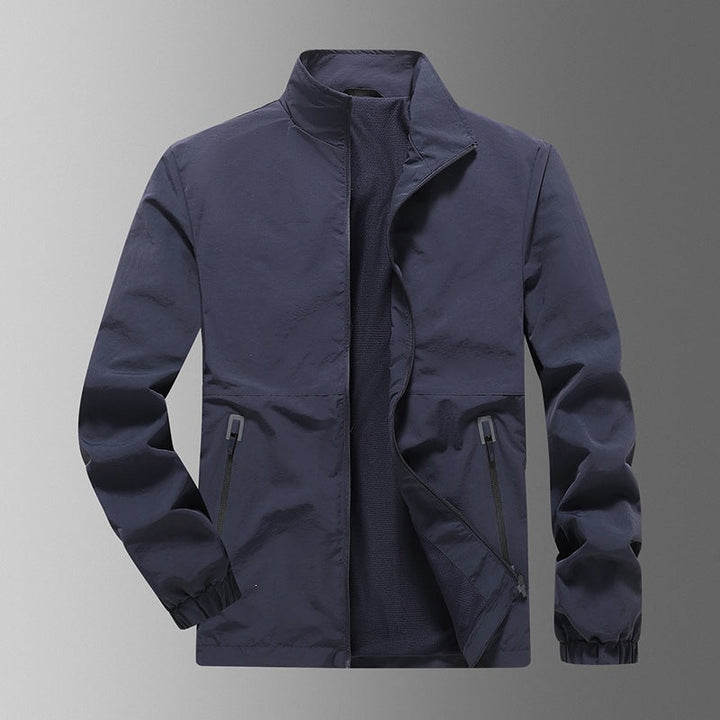 Seitliche Ansicht der leichten Herren Übergangsjacke, sportlich geschnitten, winddicht für Outdoor & Freizeit.