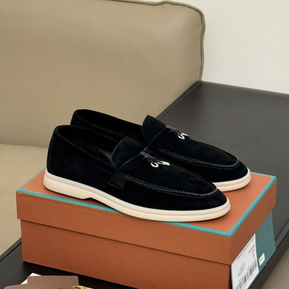 Elegante schwarze Damen Mokassins. Stilvolle Slipper mit weicher Sohle, perfekt für Büro und Freizeit.