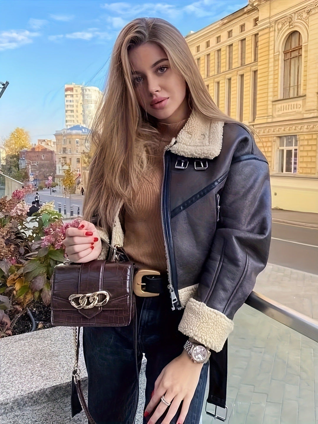Modische braune Damen Winterjacke. Ein trendiges Essential für stilvolle Frauenmode, warm & elegant im Winter.