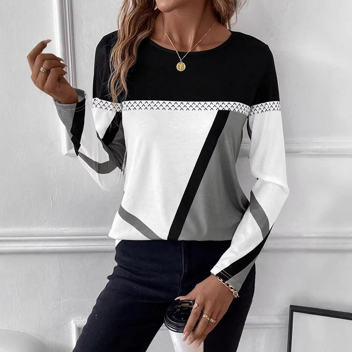 Damen Langarmshirt mit modernem geometrischem Blockprint Muster und klassischem Rundhals.