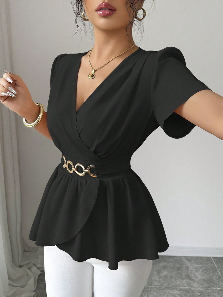 Zeitlose Damen Kurzarmbluse: Wickelbluse mit Gürtel und asymmetrischem Volant, perfekt für jede Garderobe.