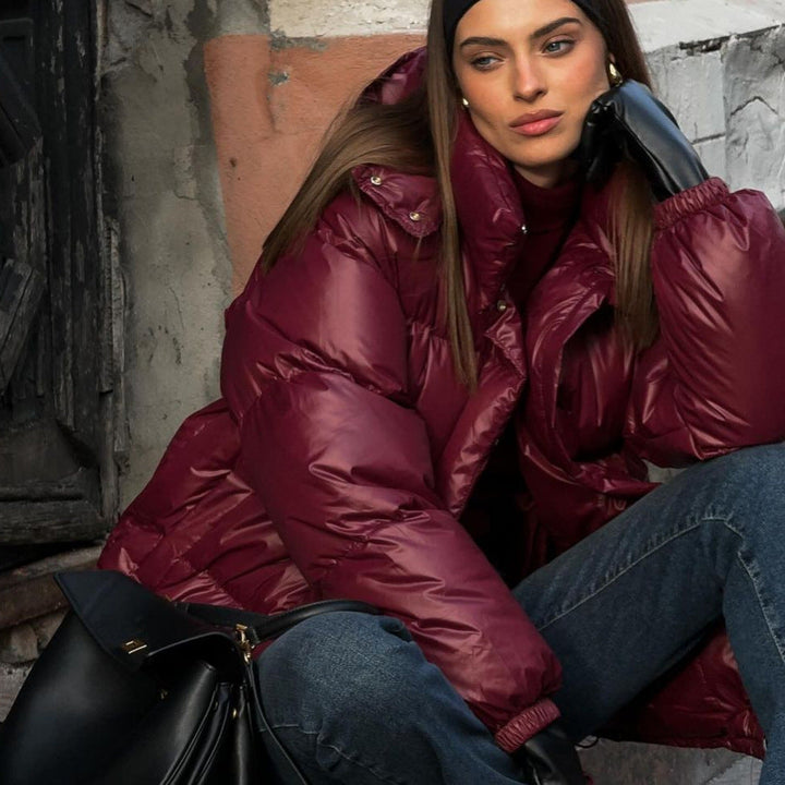 Dunkelrote Damen Steppjacke, warm & komfortabel für Herbst & Winter.
