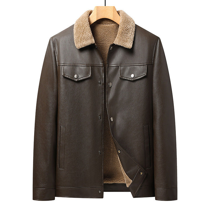 Trendige braune Herrenjacke im Leder-Look mit warmem Futter, ideal für Herbst & Winter.