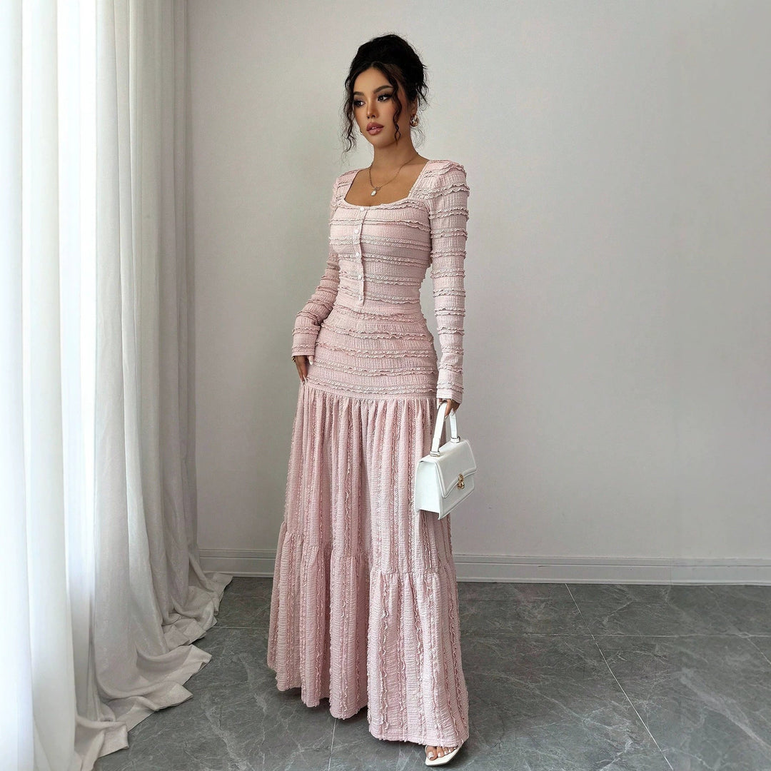 Bequemes strukturiertes Damenkleid, lang, mit quadratischem Halsausschnitt und dekorativer Knopfleiste, ideal für Herbst.