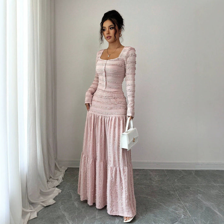 Bequemes strukturiertes Damenkleid, lang, mit quadratischem Halsausschnitt und dekorativer Knopfleiste, ideal für Herbst.