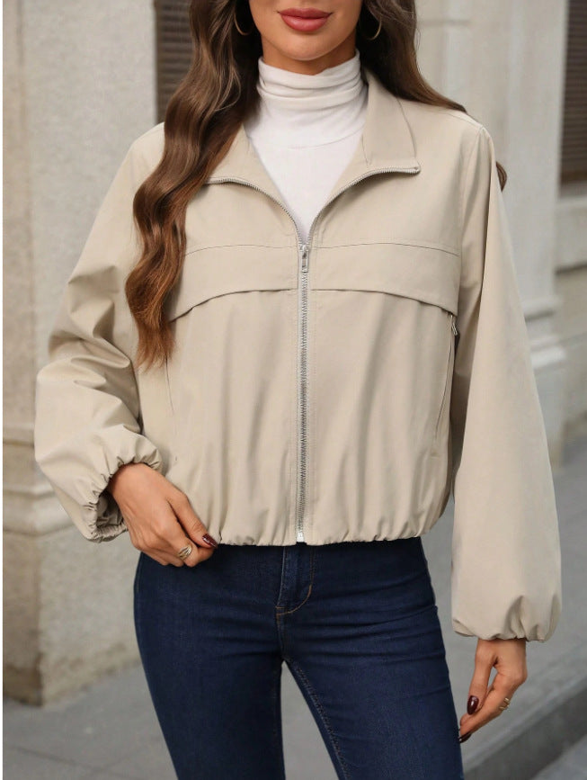 Minimalistische und trendige Damen Cropped Jacke, perfekt als Übergangsjacke für modische Looks.
