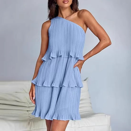 Figurumspielendes, asymmetrisches One-Shoulder Stufenkleid für Damen. Modern und bequem.