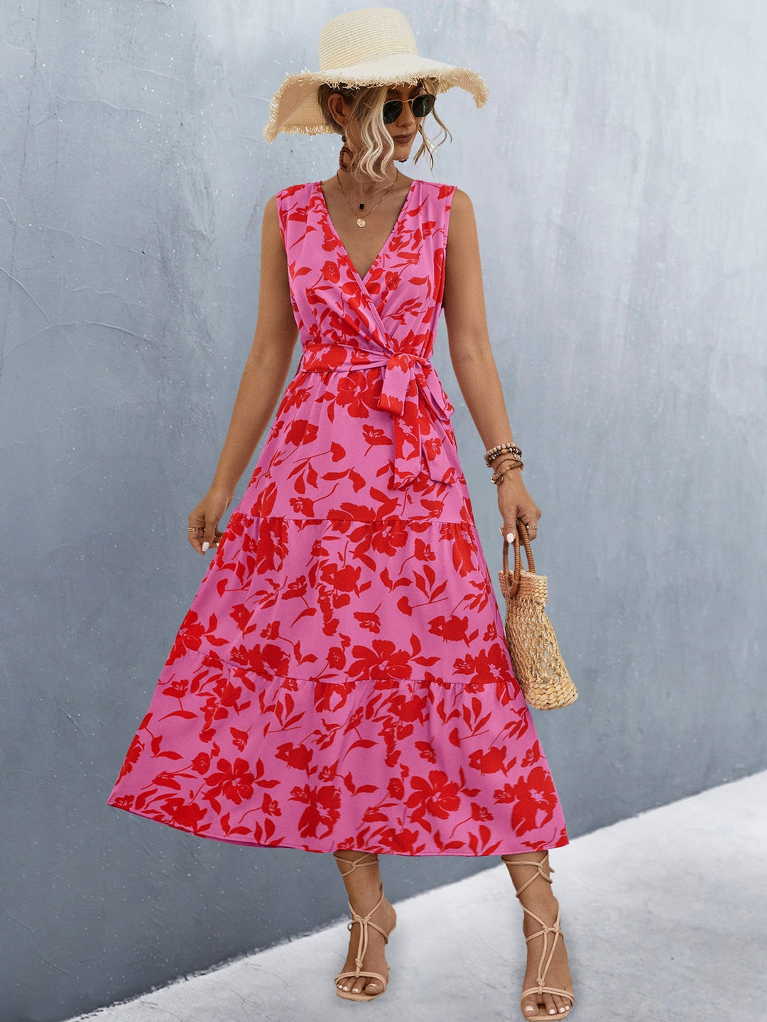 Elegantes florales Damenkleid, Wickeloptik, mit Raffung & fließendem Stoff für den Sommer.