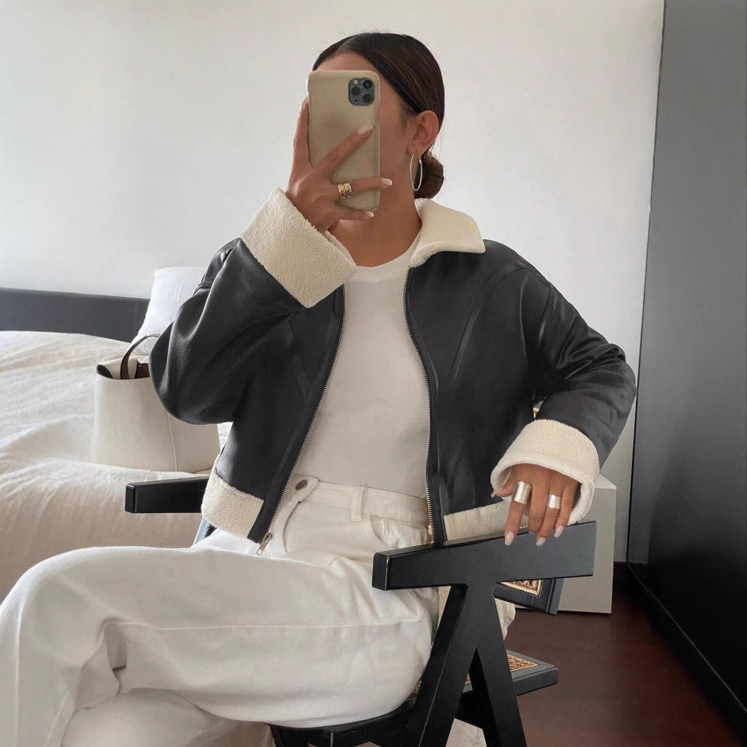 Klassische schwarze Damen-Lederjacke mit elegantem Design. Zeitlose Mode für stilbewusste Frauen.