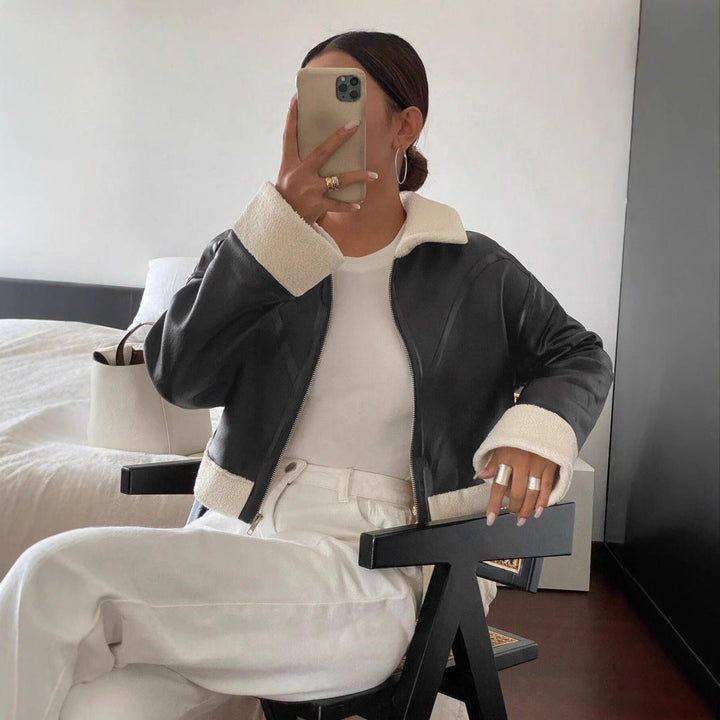 Klassische schwarze Damen-Lederjacke mit elegantem Design. Zeitlose Mode für stilbewusste Frauen.