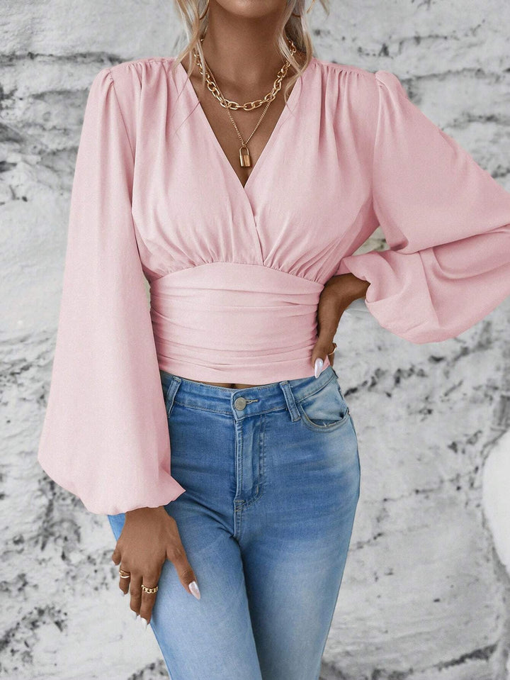 Komfortables Damen Wickel-Cropped-Top mit femininen Ballonärmeln und modisch geraffter Taille für Frühling.
