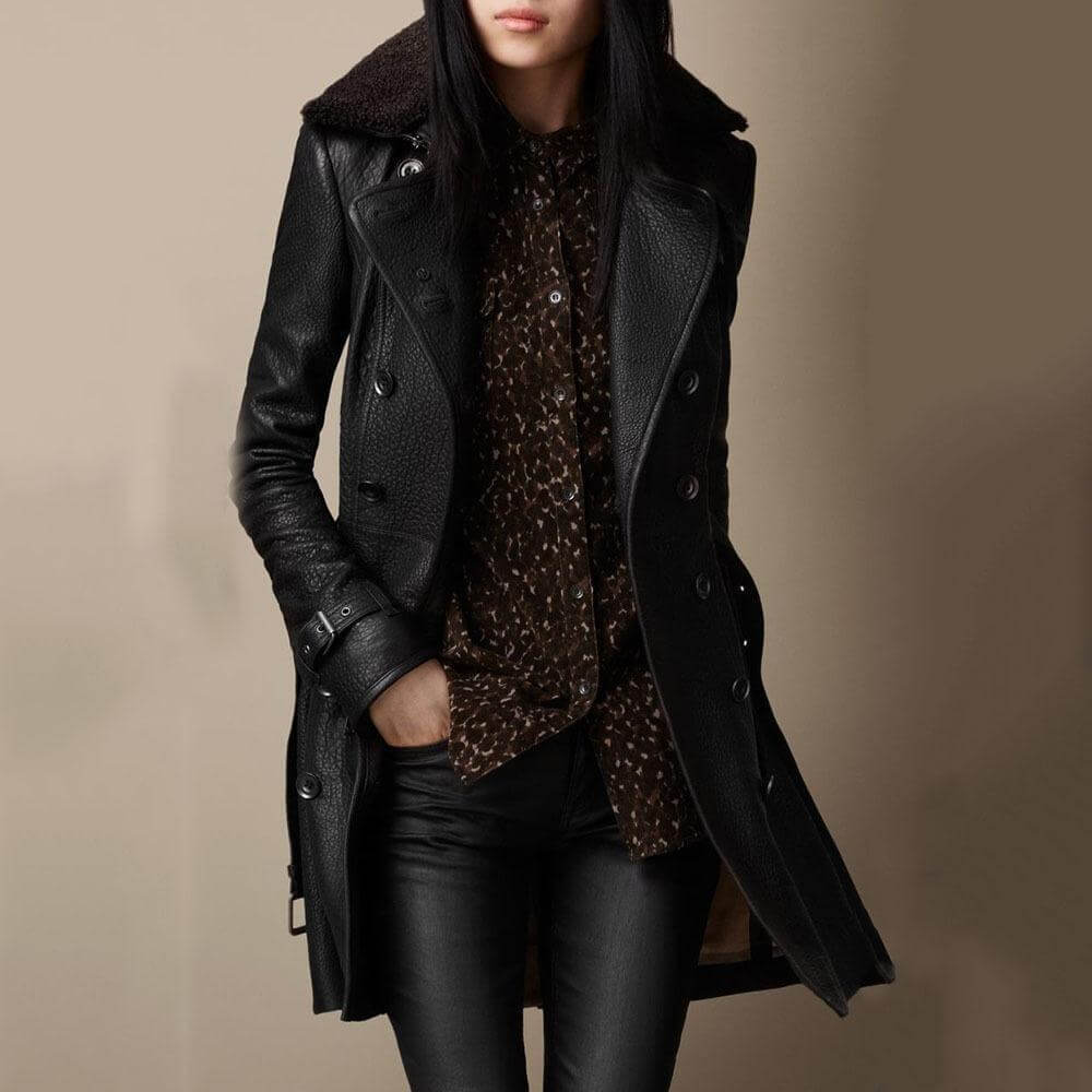 Eleganter, schwarzer Damen Trenchcoat Ada. Luxuriöse Oberbekleidung für stilvolle Frauen, perfekt für jede Jahreszeit.