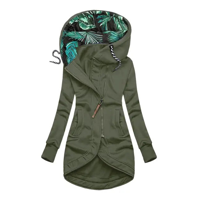Nahaufnahme: Wasserfeste Damen-Regenjacke, atmungsaktiv & komfortabel. Modische Allwetter-Bekleidung für draußen.