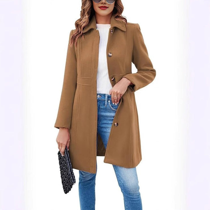 Schwarzer, langer Damen-Herbstmantel. Eleganter Schnitt, ideal für Business & Freizeitoutfits. Stilvolle Oberbekleidung.