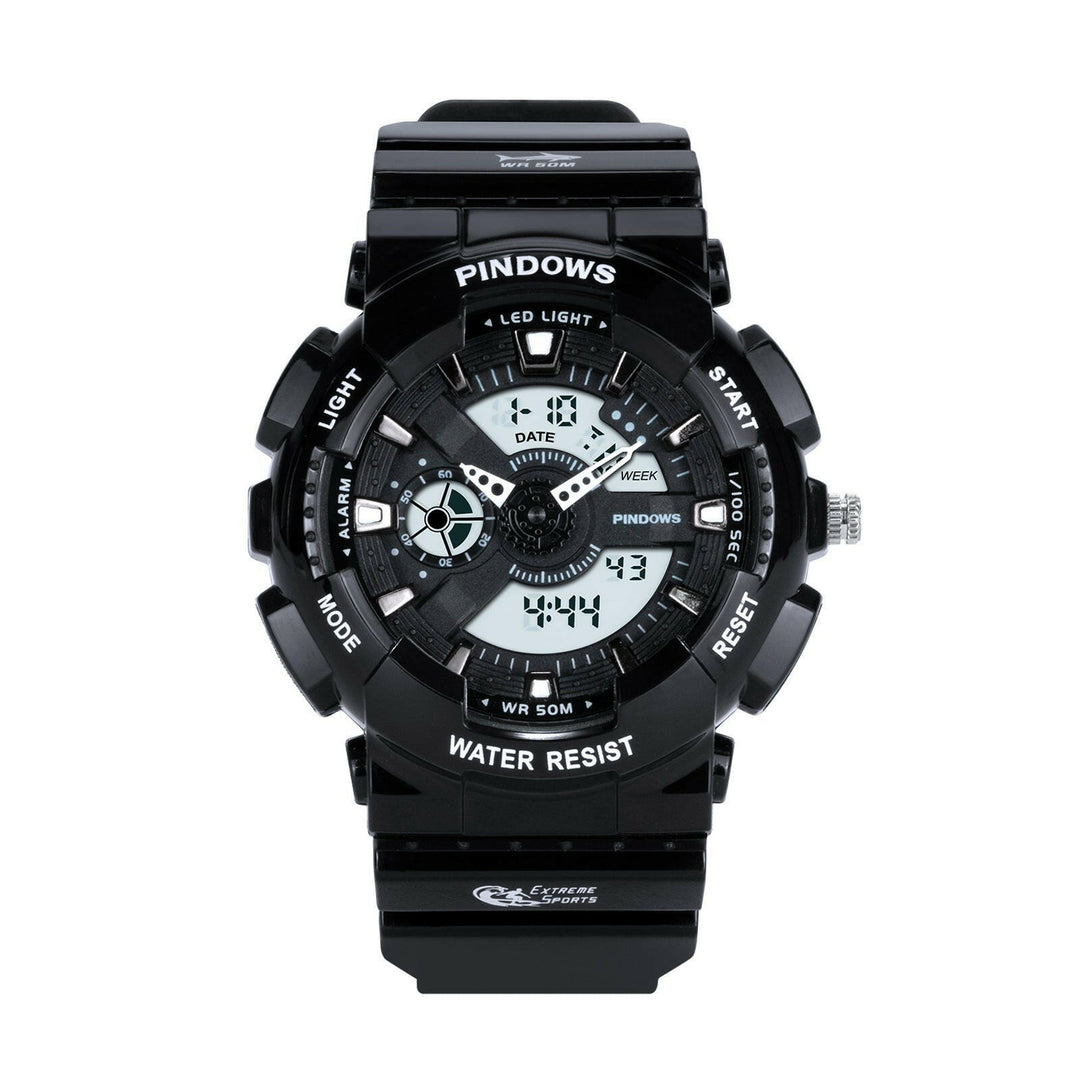 Detailaufnahme einer robusten Outdoor Digitaluhr mit Chronometerfunktion, wasserdicht und stoßfest.