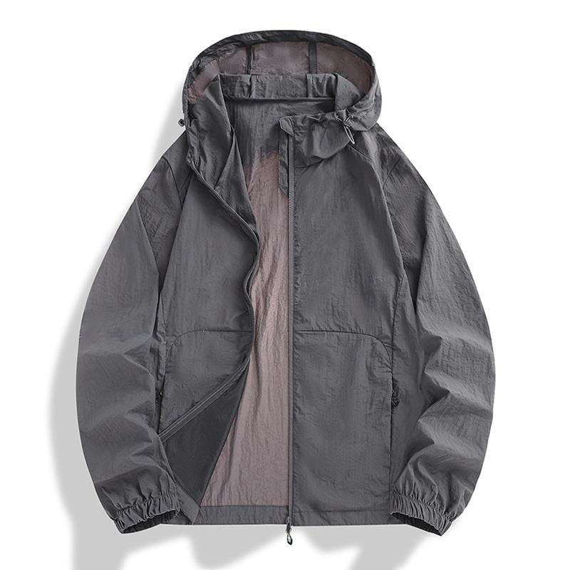 Robuste Herren Outdoorjacke mit Reißverschluss & Kapuze, leicht und winddicht, für aktive Herren im Herbst.