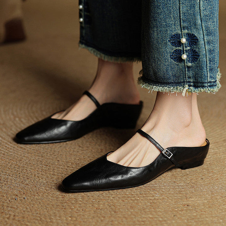 Stilvolle kastanienbraune Damenschuhe, leichte Slipper für Komfort im Sommer.