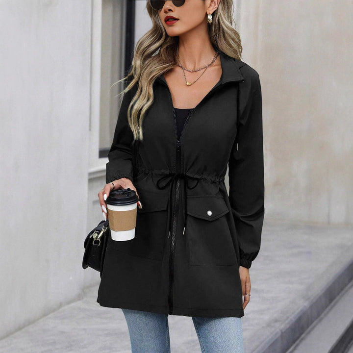 Stylische Damen Freizeitjacke schwarz, wind- und wasserabweisend mit Kapuze. Perfekt für Übergangswetter.