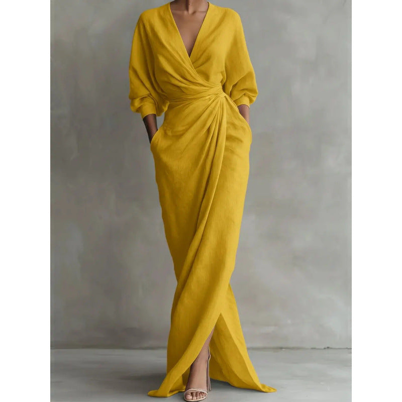 Schickes Damen Wickel-Maxikleid mit schmeichelhaftem V-Ausschnitt und eleganter Silhouette. Vielseitig kombinierbar.
