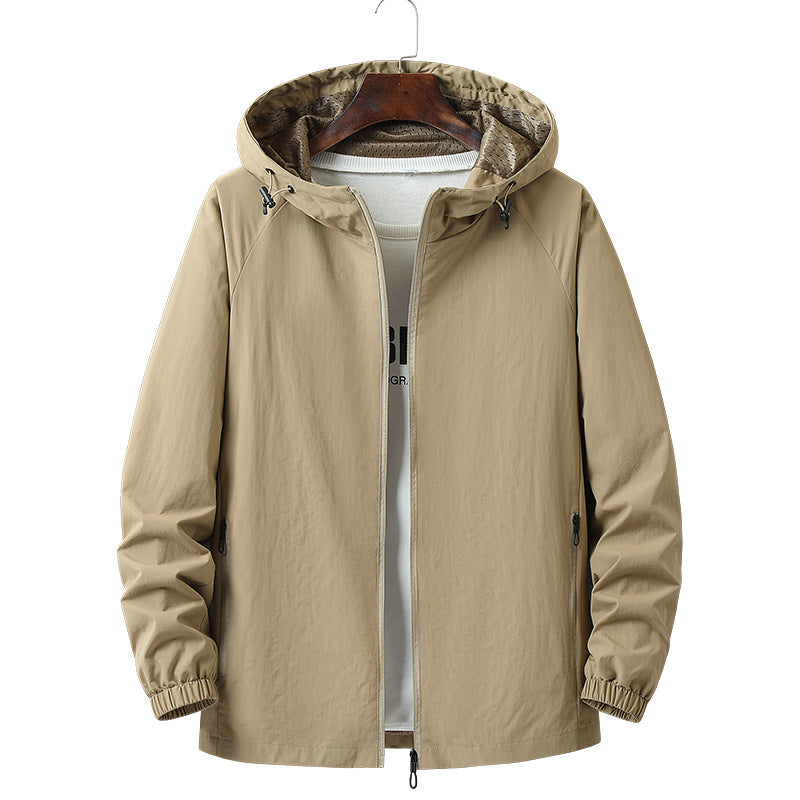 Vielseitige Herren Freizeitjacke mit Kapuze in Grün, ideal für Reisen, Sport & Alltag.