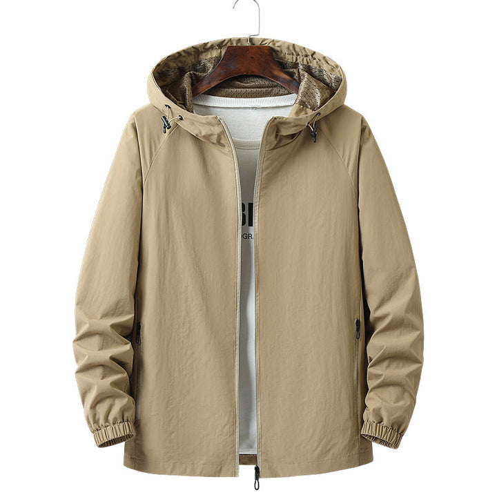 Vielseitige Herren Freizeitjacke mit Kapuze in Grün, ideal für Reisen, Sport & Alltag.