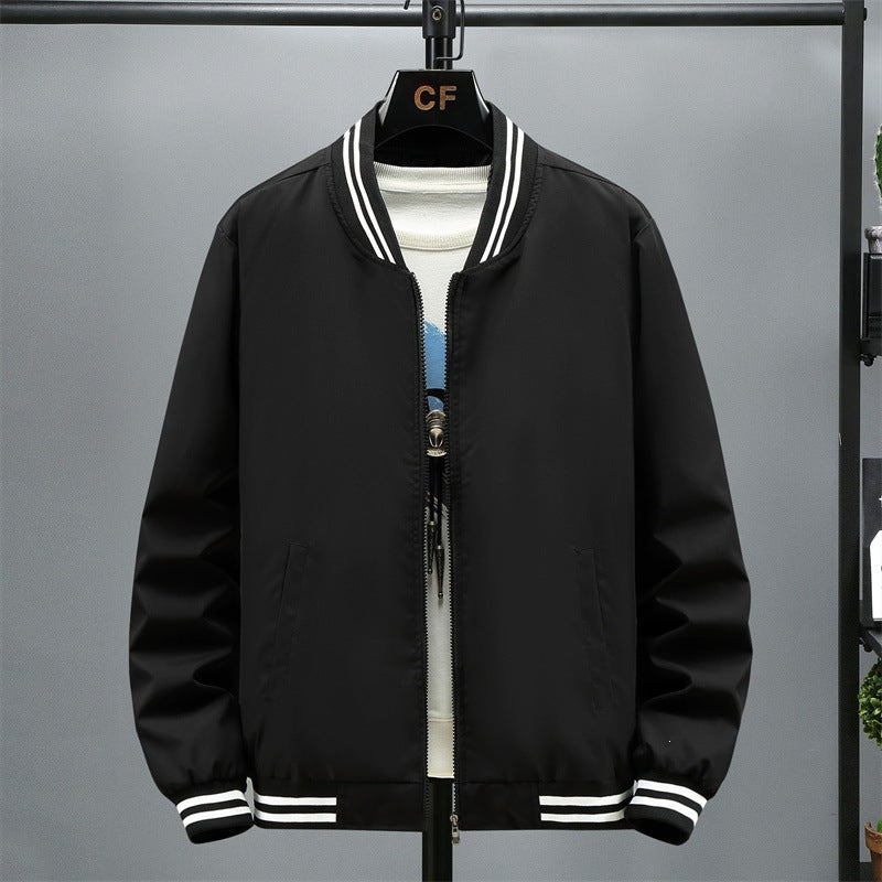 Stylische Herren Bomberjacke für Streetwear-Looks. Die modische Übergangsjacke mit Kontraststreifen ist perfekt für den Herbst.