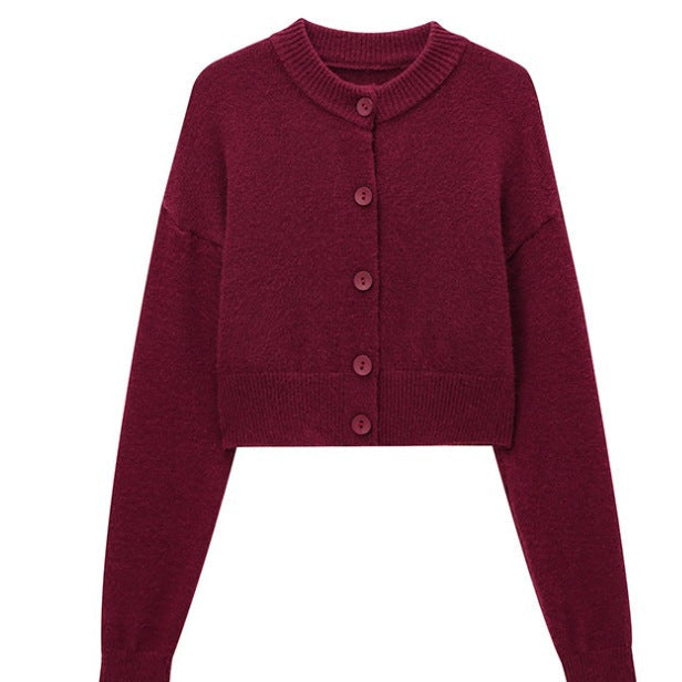 Elegante Damen Strickjacke, kurz, mit Rundhals und dezenter Knopfleiste für stilvolle Frauen.