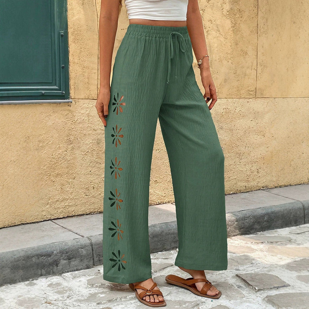 Modische Damen Palazzo Hose, weit geschnitten, mit floralen Applikationen, perfekt für Sommer und Strand.