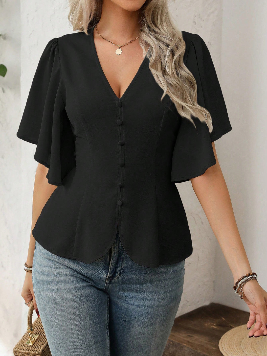 Klassische Damen V-Ausschnitt Bluse mit schmeichelndem Schößchen & eleganten Volantärmeln. Bürokleidung.