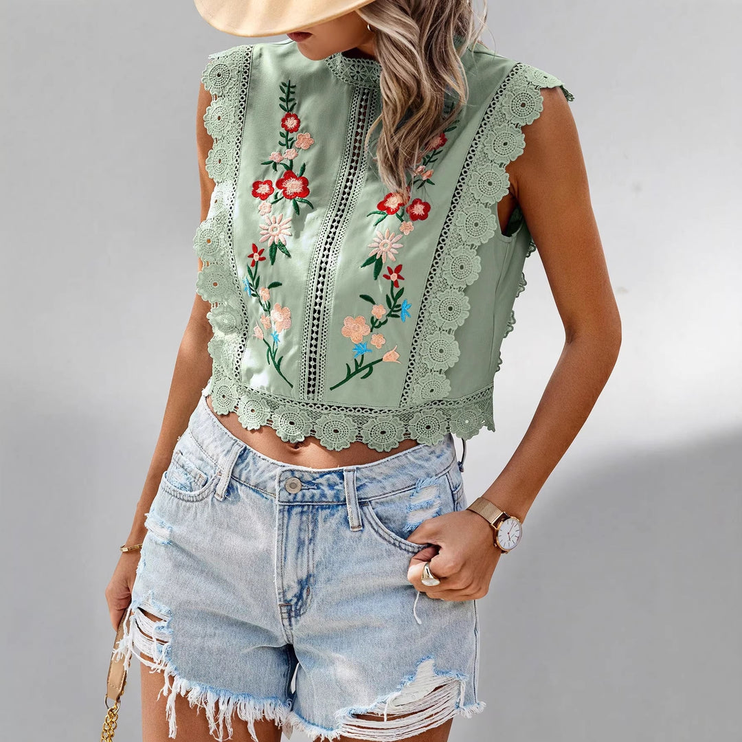Ärmelloses, besticktes Sommertop für Damen mit Stehkragen und zarten Häkelkanten – ein stilvoller Freizeit-Look.