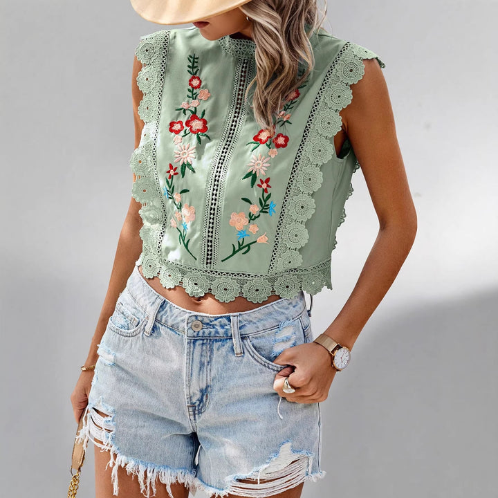Ärmelloses, besticktes Sommertop für Damen mit Stehkragen und zarten Häkelkanten – ein stilvoller Freizeit-Look.