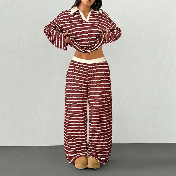 Elegant gestreiftes Damen Set mit Polokragen-Shirt & weit geschnittener High-Waist Palazzo Hose.