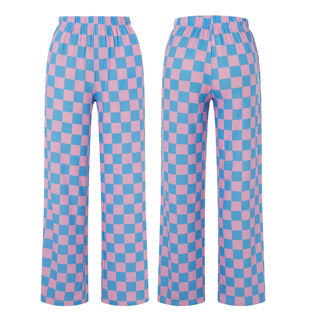 Frau trägt karierte Damen Palazzohose mit weitem Bein, kombiniert für einen eleganten Sommerlook.