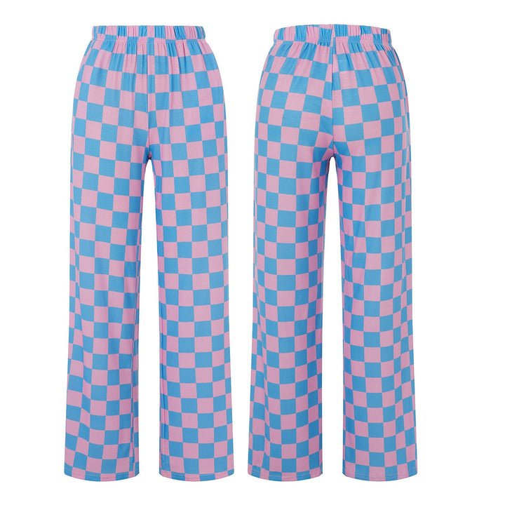 Frau trägt karierte Damen Palazzohose mit weitem Bein, kombiniert für einen eleganten Sommerlook.