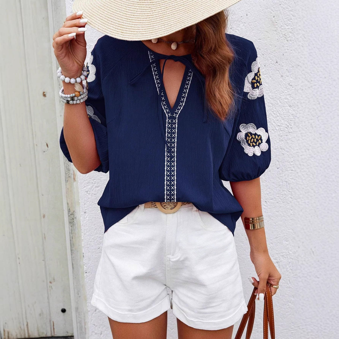 Modische Damen Strandbluse: bestickte Boho-Sommerbluse mit V-Ausschnitt & lockerem Schnitt. Casual & chic.