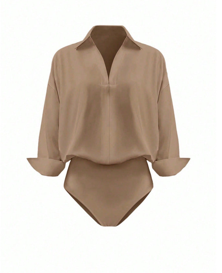 Eleganter Damen Hemdblusen-Body im Oversize-Schnitt. Fließender Stoff, V-Ausschnitt, ideal für Business-Outfits.
