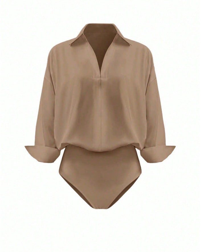 Eleganter Damen Hemdblusen-Body im Oversize-Schnitt. Fließender Stoff, V-Ausschnitt, ideal für Business-Outfits.