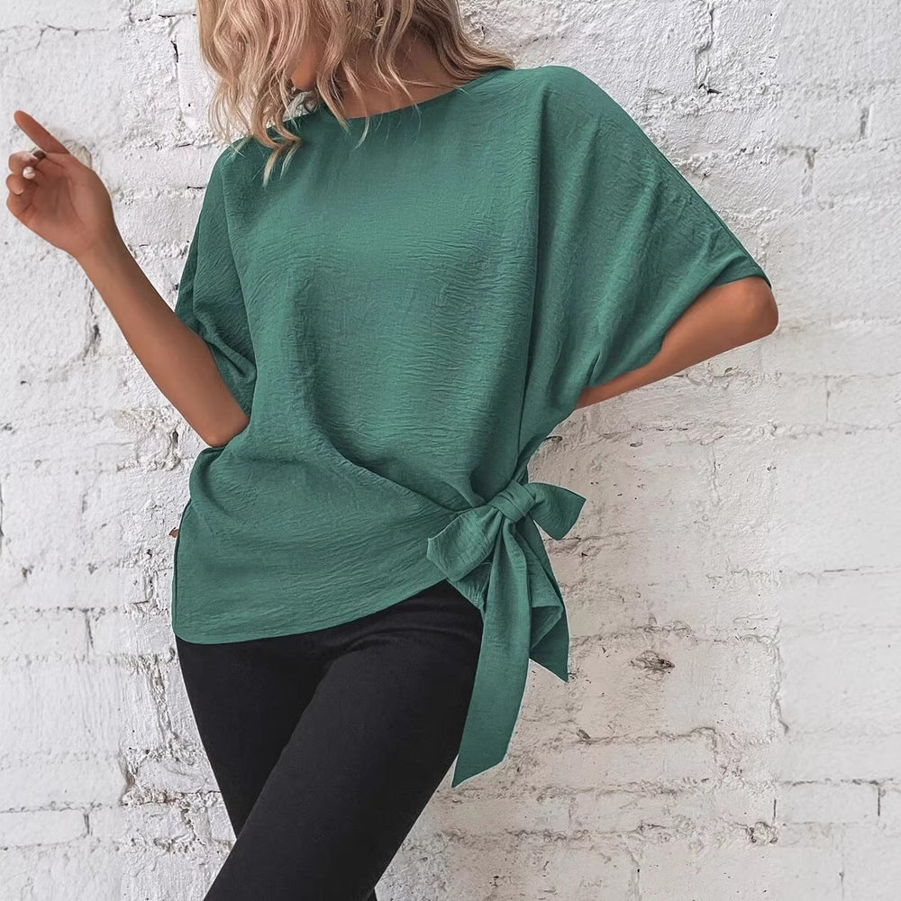 Damen Crinkle Oversize Top mit auffälliger eleganter Schleife am Ausschnitt. Kurzarm & bequem für den Sommer.
