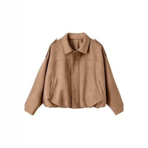 Frau trägt stylische, luftige Oversized Damenjacke; perfekt für modische Frühlings- & Herbst-Outfits.