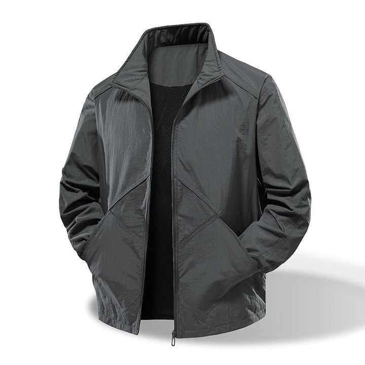 Winddichte Herren Outdoorjacke, leicht & atmungsaktiv, schützt bei aktiven Tagen. Perfekt als Laufjacke oder Freizeitjacke.