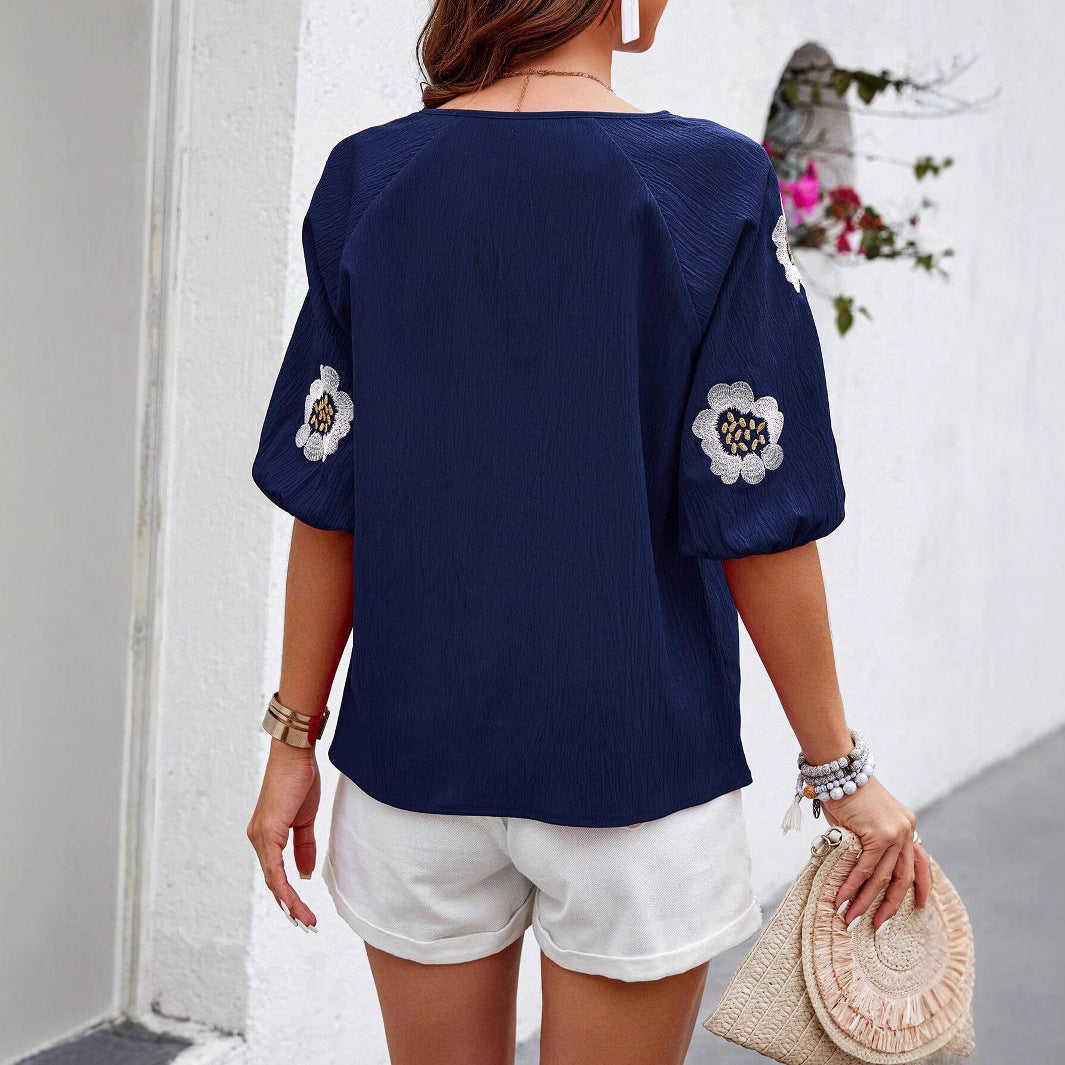 Feminin-elegante Damen Boho-Bluse mit zarter Stickerei. Luftige Kurzarm-Bluse, ideal für heiße Sommertage.