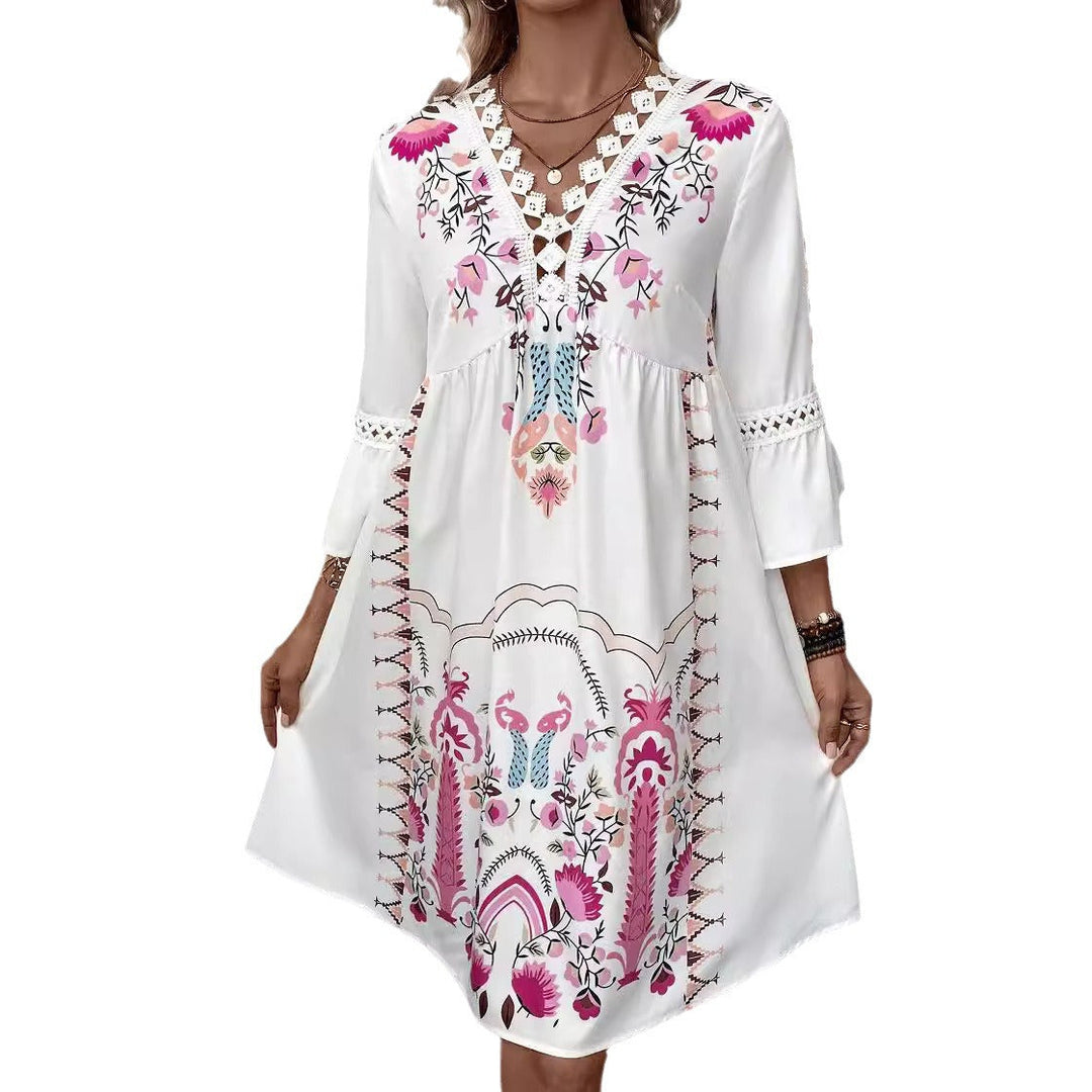 Leichtes Damen Boho-Strandkleid mit Häkelspitze & Stickerei, V-Ausschnitt & 3/4-Ärmeln. Perfekt für heiße Tage.