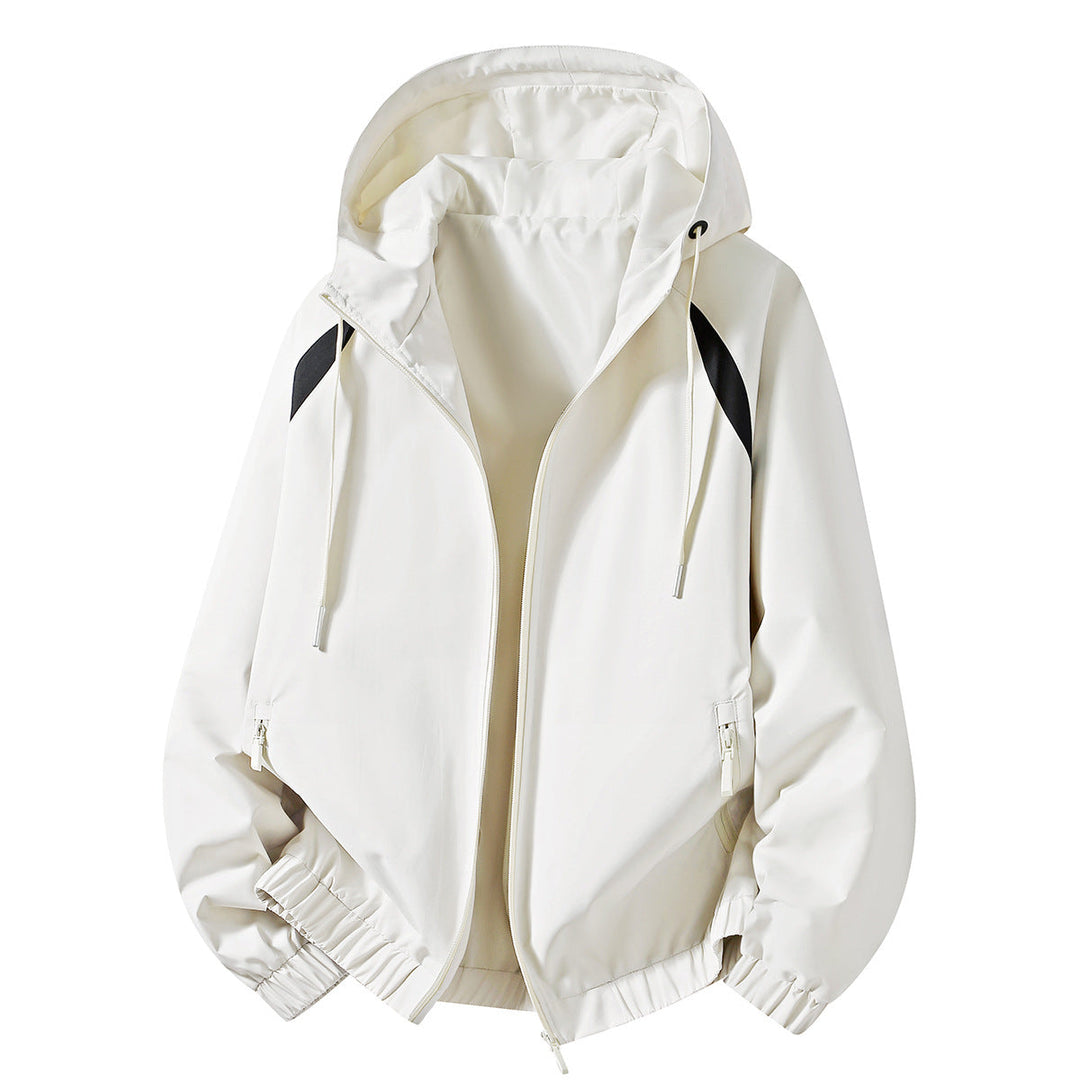 Nahaufnahme des wetterfesten Materials der schwarzen Herren-Übergangsjacke. Leichte, winddichte Outdoorjacke.