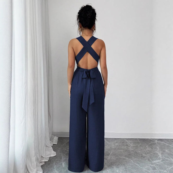 Moderner Damen Jumpsuit mit weitem Bein, V-Ausschnitt, Taillengürtel & Ösen-Trägern. Casual Chic Mode.