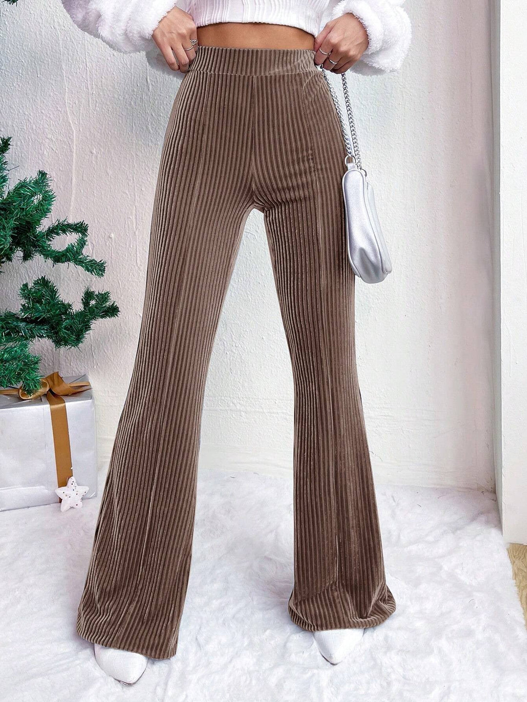 Elegante, gerippte Damen-Hose mit hoher Taille und weitem Bein für vielfältige, modische Outfits.