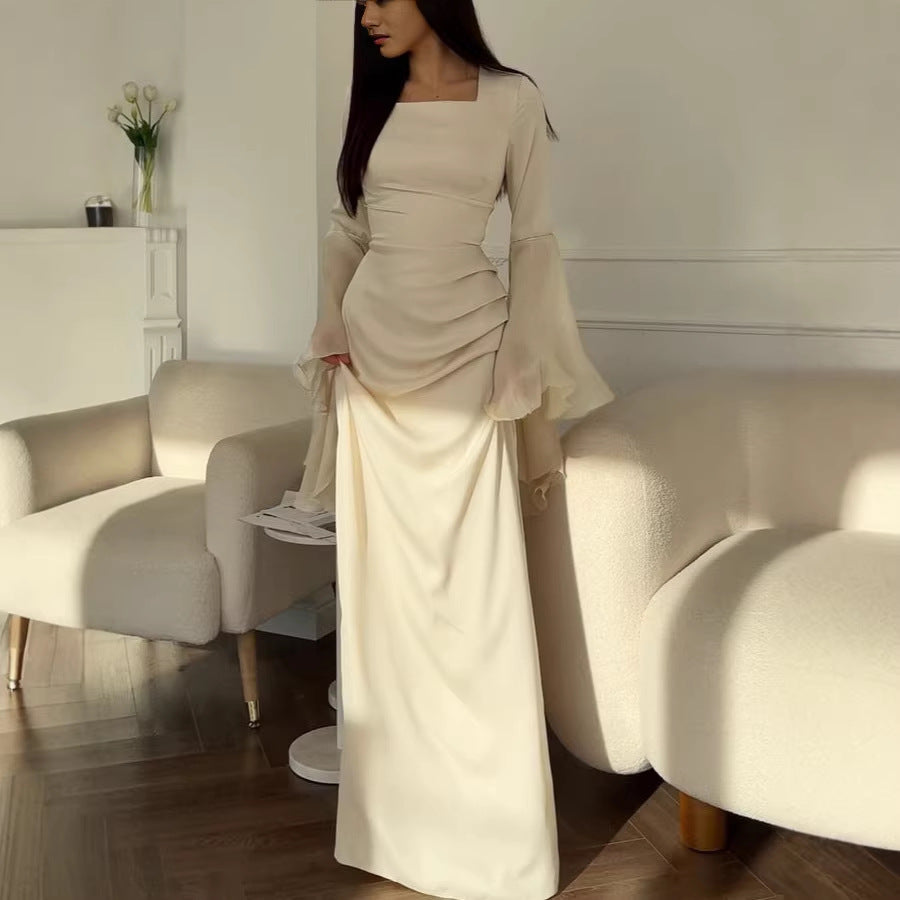 Festliches Damen Maxikleid für Hochzeitsgäste. Abendkleid mit schmeichelhaft drapierter Taille und Glockenärmeln.