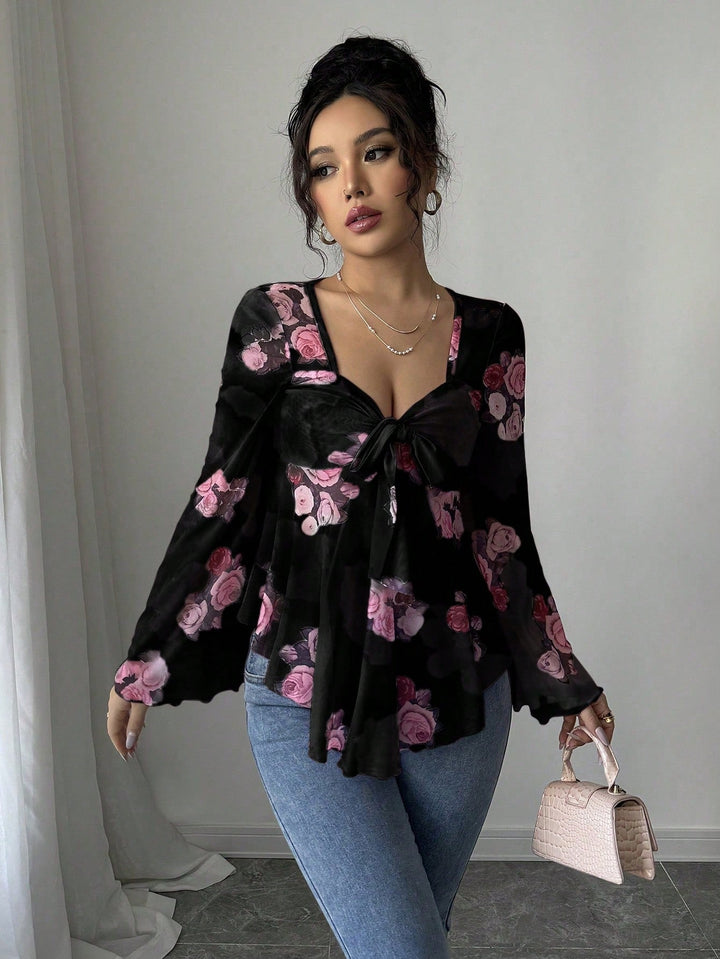 Schicke transparente Babydoll-Bluse mit durchscheinendem floralem Muster und Knotenfront.